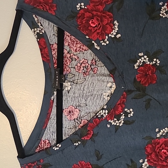 Torrid lightweight floral top size 2 quarter length sleeves blue red Spring - Picture 2 of 10